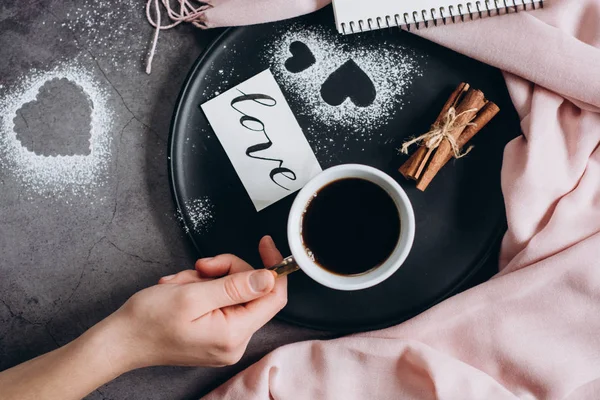 Dia Dos Namorados Mão Segura Xícara Café Caderno Cachecol Canela — Fotografia de Stock