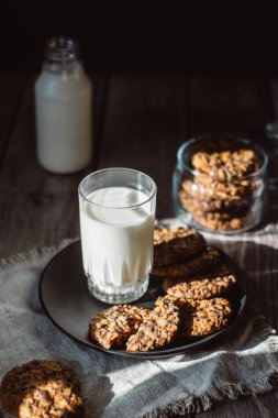 Cam taze süt ve ev yapımı çikolata ile çerezleri ahşap bir masaya cips.. 