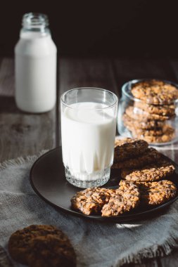 Cam taze süt ve ev yapımı çikolata ile çerezleri ahşap bir masaya cips.. 