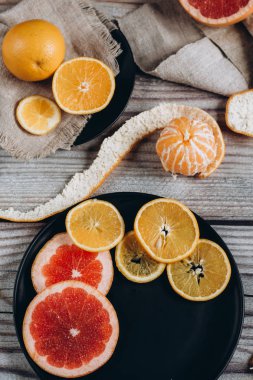 Lezzetli ahşap arka plan tabaklarda Narenciye meyve türleri