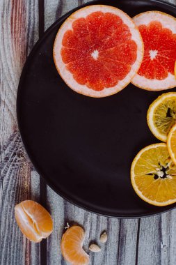Lezzetli ahşap arka plan tabaklarda Narenciye meyve türleri