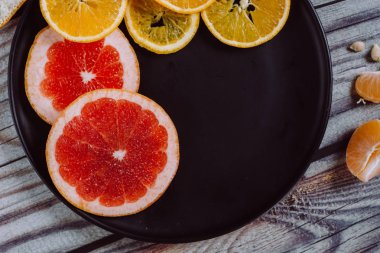 Lezzetli ahşap arka plan tabaklarda Narenciye meyve türleri