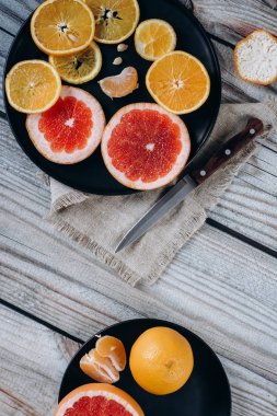 Lezzetli ahşap arka plan tabaklarda Narenciye meyve türleri