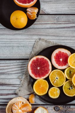 Lezzetli ahşap arka plan tabaklarda Narenciye meyve türleri