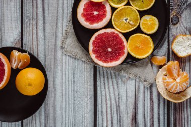 Lezzetli ahşap arka plan tabaklarda Narenciye meyve türleri