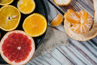 Lezzetli ahşap arka plan tabaklarda Narenciye meyve türleri