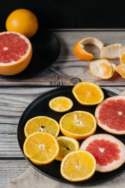 Lezzetli ahşap arka plan tabaklarda Narenciye meyve türleri