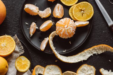 Lezzetli çeşitli taze Narenciye meyve tabakları koyu arka plan üzerinde kesmek