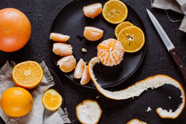 Lezzetli çeşitli taze Narenciye meyve tabakları koyu arka plan üzerinde kesmek