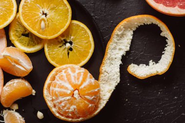 Lezzetli çeşitli türleri Taze narenciye meyve tabakları koyu arka plan üzerinde