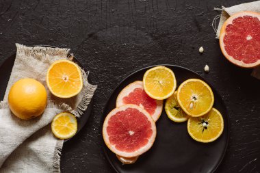 Lezzetli çeşitli türleri Taze narenciye meyve tabakları koyu arka plan üzerinde