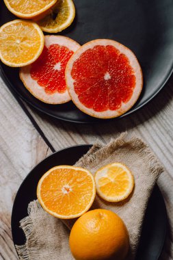 Lezzetli ahşap arka plan tabaklarda Narenciye meyve türleri