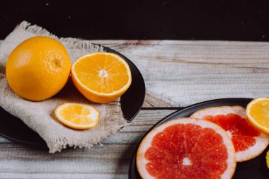 Lezzetli ahşap arka plan tabaklarda Narenciye meyve türleri