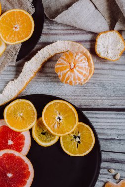 Lezzetli ahşap arka plan tabaklarda Narenciye meyve türleri