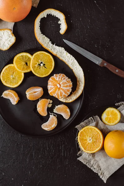 Delicious Various Types Fresh Cut Citrus Fruit Plates Dark Background — Stock Photo, Image