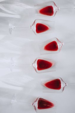 Bardak kırmızı şarap, düz beyaz arka plan üzerinde yatıyordu, kopya alanı. Şarap tadım kavramı