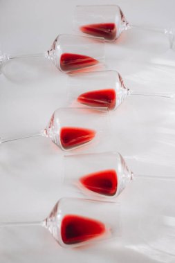 Bardak kırmızı şarap, düz beyaz arka plan üzerinde yatıyordu, kopya alanı. Şarap tadım kavramı