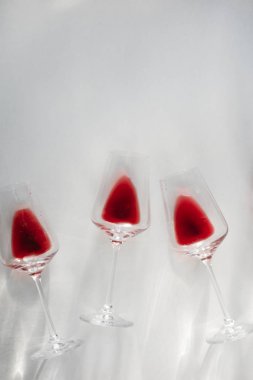 Bardak kırmızı şarap, düz beyaz arka plan üzerinde yatıyordu, kopya alanı. Şarap tadım kavramı