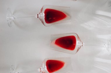 Bardak kırmızı şarap, düz beyaz arka plan üzerinde yatıyordu, kopya alanı. Şarap tadım kavramı