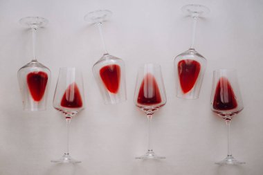 Bardak kırmızı şarap, düz beyaz arka plan üzerinde yatıyordu, kopya alanı. Şarap tadım kavramı