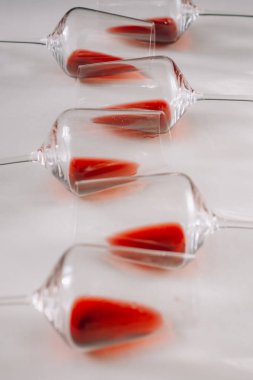 Bardak kırmızı şarap, düz beyaz arka plan üzerinde yatıyordu, kopya alanı. Şarap tadım kavramı