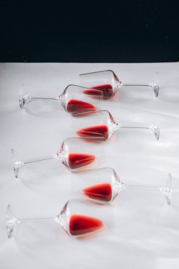 Beyaz ve koyu arka plan, kopya alanı üzerinde kırmızı şarap gözlük. Şarap tadım kavramı
