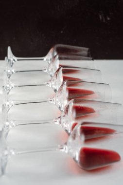 Beyaz ve koyu arka plan, kopya alanı üzerinde kırmızı şarap gözlük. Şarap tadım kavramı