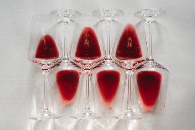 Bardak kırmızı şarap, düz beyaz arka plan üzerinde yatıyordu, kopya alanı. Şarap tadım kavramı