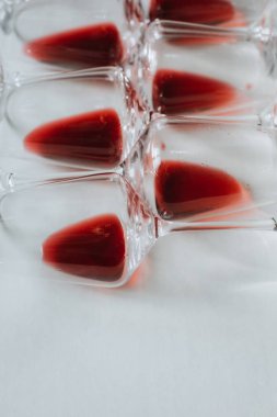 Bardak kırmızı şarap, düz beyaz arka plan üzerinde yatıyordu, kopya alanı. Şarap tadım kavramı