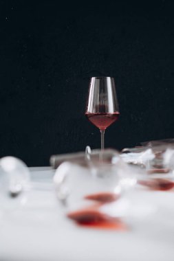 Beyaz ve koyu arka plan, kopya alanı üzerinde kırmızı şarap gözlük. Şarap tadım kavramı