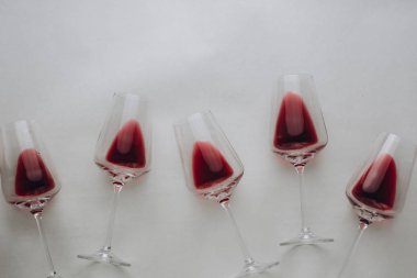 Bardak kırmızı şarap, düz beyaz arka plan üzerinde yatıyordu, kopya alanı. Şarap tadım kavramı