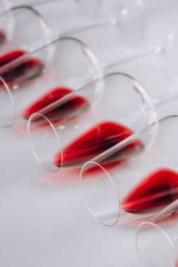 Bardak kırmızı şarap, düz beyaz arka plan üzerinde yatıyordu, kopya alanı. Şarap tadım kavramı