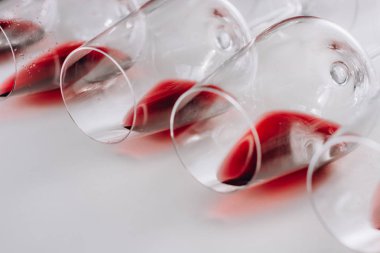 Bardak kırmızı şarap, düz beyaz arka plan üzerinde yatıyordu, kopya alanı. Şarap tadım kavramı