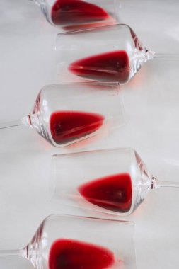 Bardak kırmızı şarap, düz beyaz arka plan üzerinde yatıyordu, kopya alanı. Şarap tadım kavramı