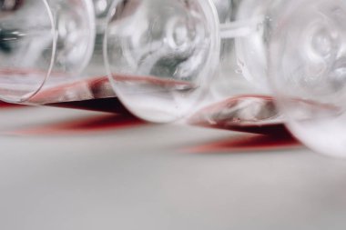 Bardak kırmızı şarap, düz beyaz arka plan üzerinde yatıyordu, kopya alanı. Şarap tadım kavramı