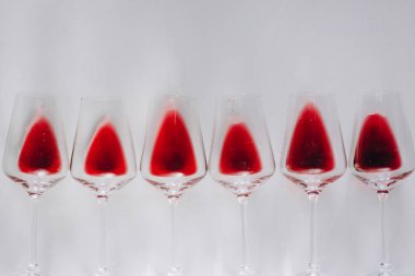 Bardak kırmızı şarap, düz beyaz arka plan üzerinde yatıyordu, kopya alanı. Şarap tadım kavramı