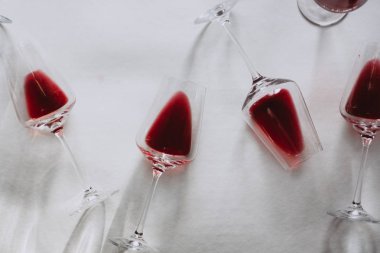 Bardak kırmızı şarap, düz beyaz arka plan üzerinde yatıyordu, kopya alanı. Şarap tadım kavramı