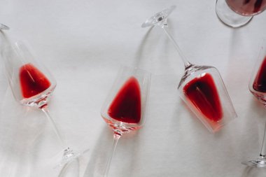 Bardak kırmızı şarap, düz beyaz arka plan üzerinde yatıyordu, kopya alanı. Şarap tadım kavramı