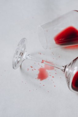 Beyaz arka plan, kopya alanı üzerine dökülen kırmızı şarap gözlük. Şarap tadım kavramı