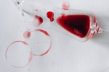 Beyaz arka plan, kopya alanı üzerine dökülen kırmızı şarap gözlük. Şarap tadım kavramı