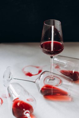 Beyaz ve koyu arka plan, kopya alanı üzerine dökülen kırmızı şarap gözlük. Şarap tadım kavramı