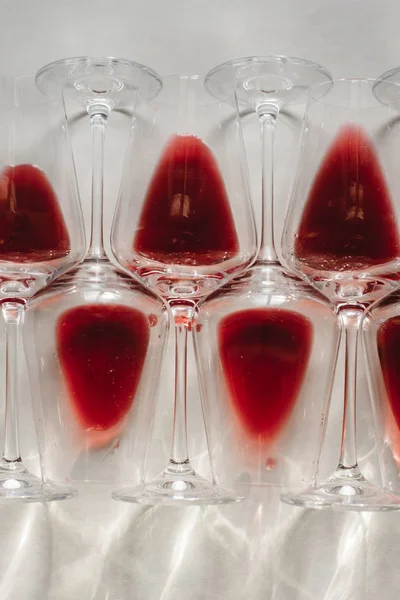 Bardak kırmızı şarap, düz beyaz arka plan üzerinde yatıyordu, kopya alanı. Şarap tadım kavramı