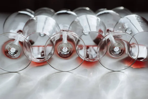 Bardak kırmızı şarap, düz beyaz arka plan üzerinde yatıyordu, kopya alanı. Şarap tadım kavramı