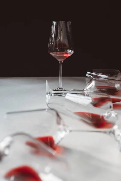 Glazen Rode Wijn Witte Donkere Achtergrond Kopie Ruimte Wijn Degustatie — Stockfoto