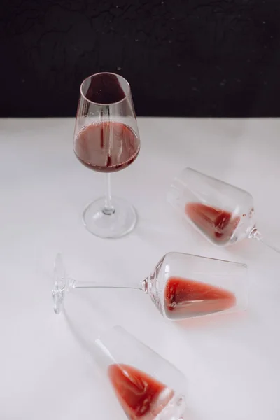 Glazen Rode Wijn Witte Donkere Achtergrond Kopie Ruimte Wijn Degustatie — Stockfoto