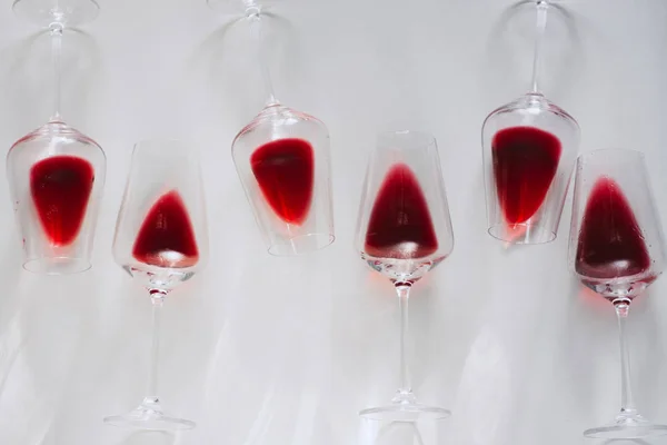 Glazen Rode Wijn Witte Achtergrond Plat Lag Kopie Ruimte Wijn — Stockfoto
