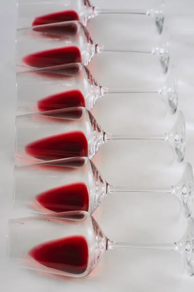 Glazen Rode Wijn Witte Achtergrond Plat Lag Kopie Ruimte Wijn — Stockfoto
