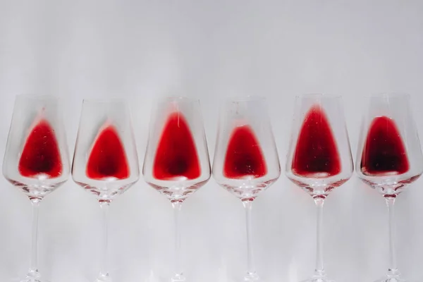 Vasos Vino Tinto Sobre Fondo Blanco Plano Espacio Copia Concepto — Foto de Stock