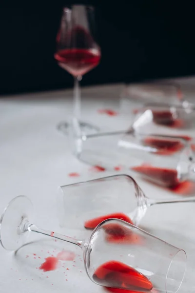 Glazen Gemorste Rode Wijn Witte Donkere Achtergrond Kopie Ruimte Wijn — Stockfoto