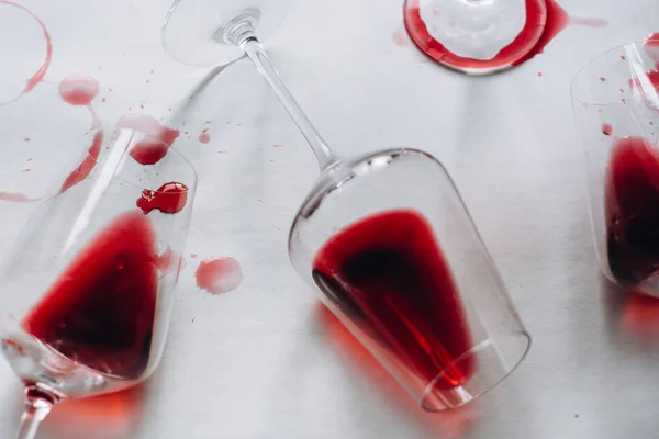 Copos Vinho Tinto Derramado Fundo Branco Espaço Cópia Conceito Degustação — Fotografia de Stock